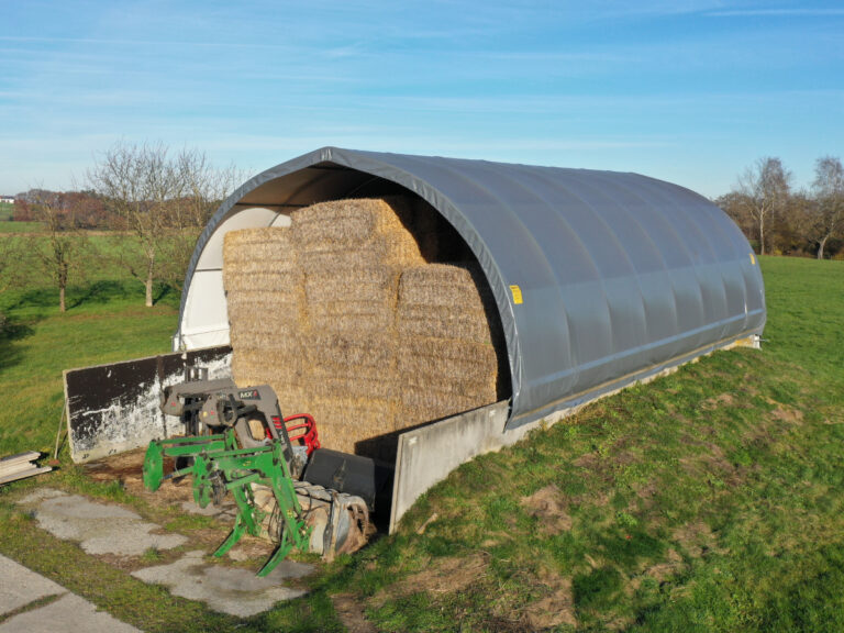 AGROTEL Bogenhalle auf Silomauer. Siloüberdachung zur Lagerung von Stroh und Heu.