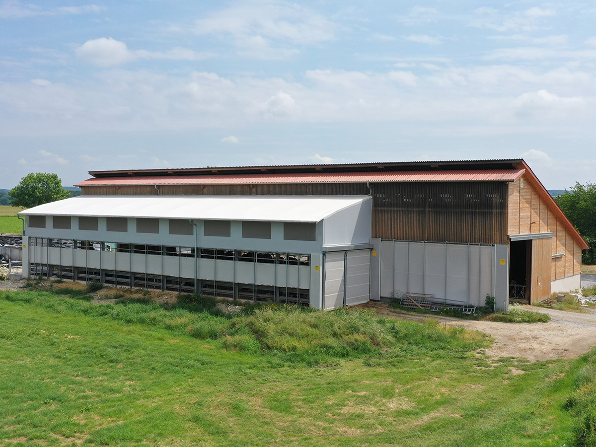 Pultdachhallen als Stallanbau für Milchviehstall