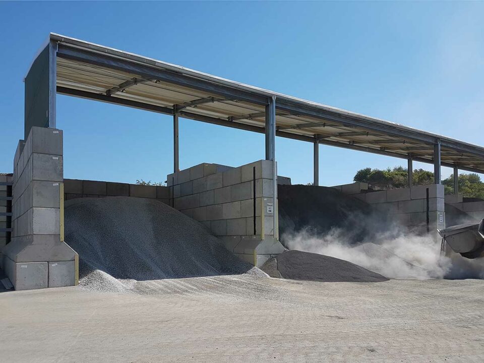 Pultdachhallen als Industriehallen auf Betonblocksteinen zur Schüttgutüberdachung im Baugewerbe