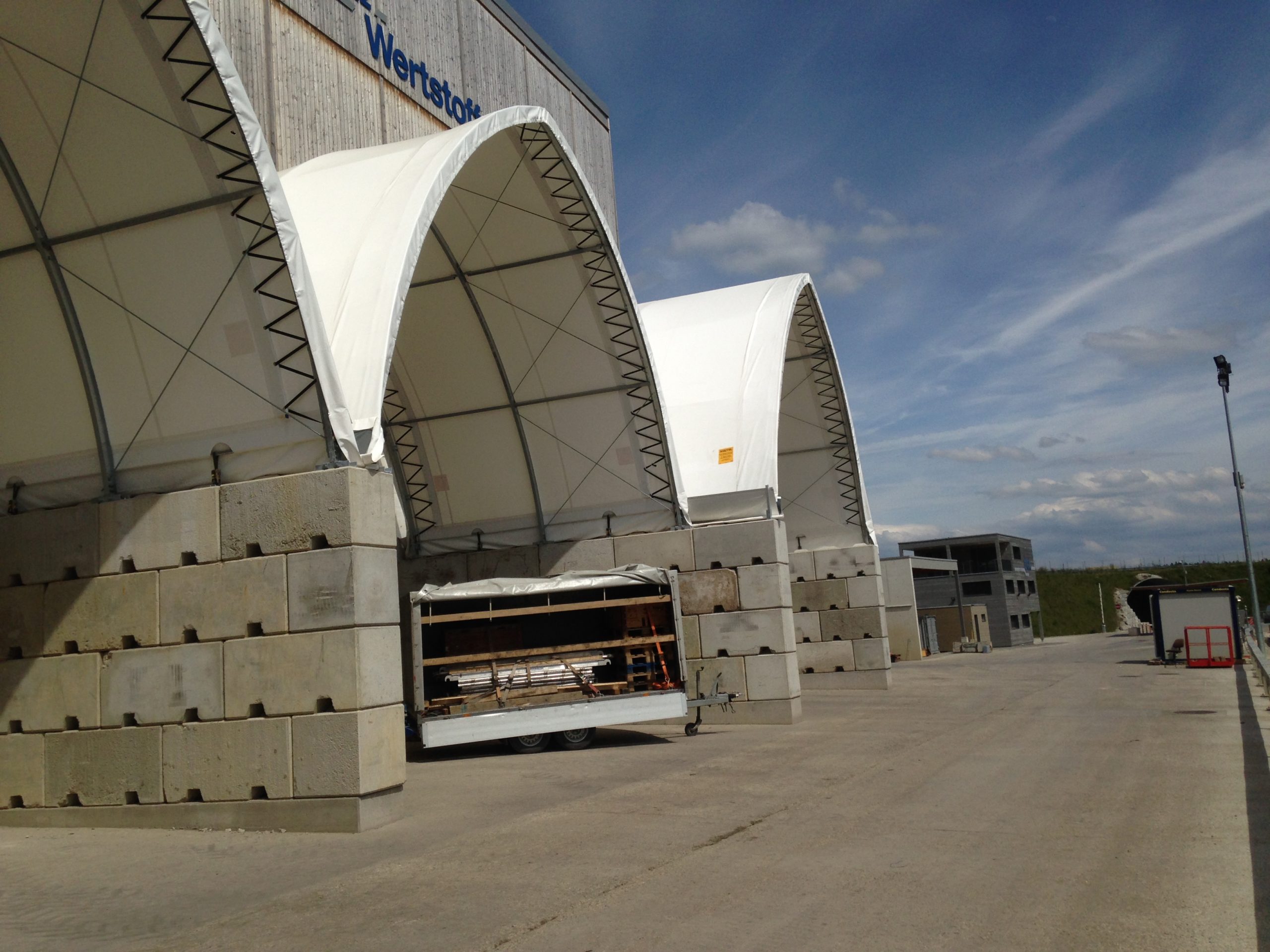 Rundbogenhallen als Boxenüberdachung für Recyclinghallen