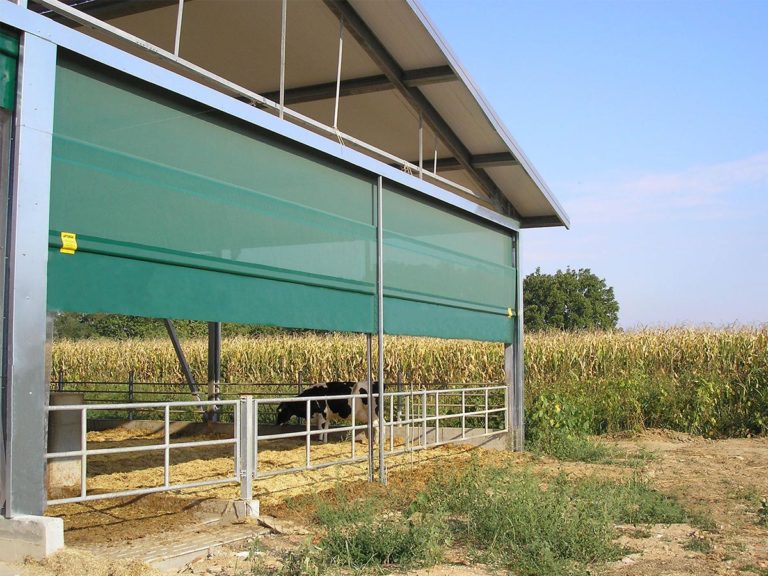 Rolltor WST4 aus Windschutznetz an Laufstall