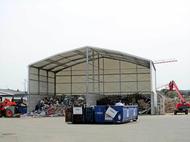 Satteldachhalle als Boxen Überdachung für Schüttgut in Recyclinghalle