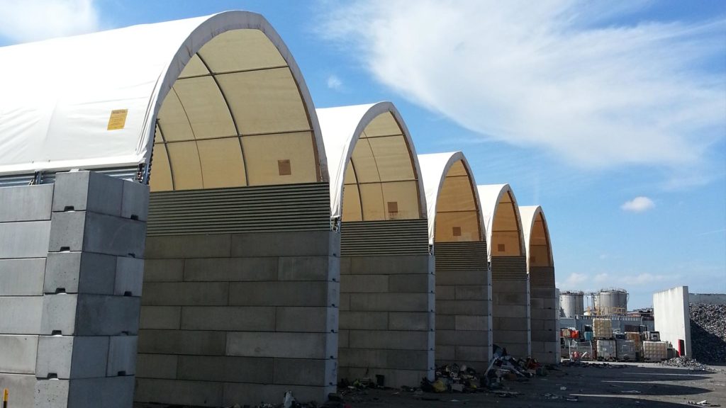 AGROTEL Rundbogenhallen auf Betonblocksteinen als Boxenüberdachung