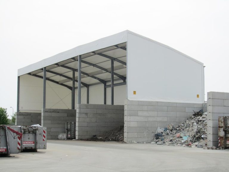 AGROTEL Pultdachhalle auf Schüttgutboxen aus Betonblocksteinen für den Recyclingbetrieb Remondis.