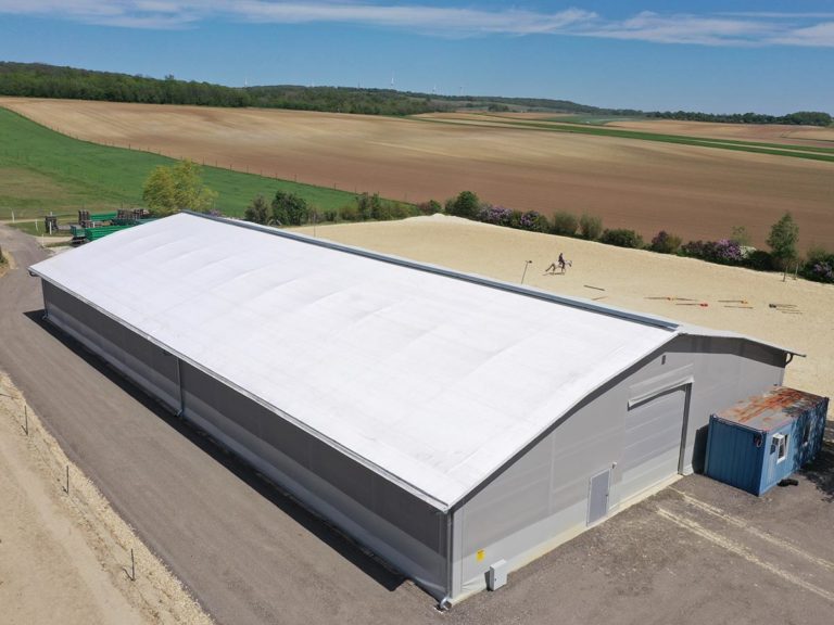 AGROTEL Reithalle 20x40 m mit weißer Dachplane