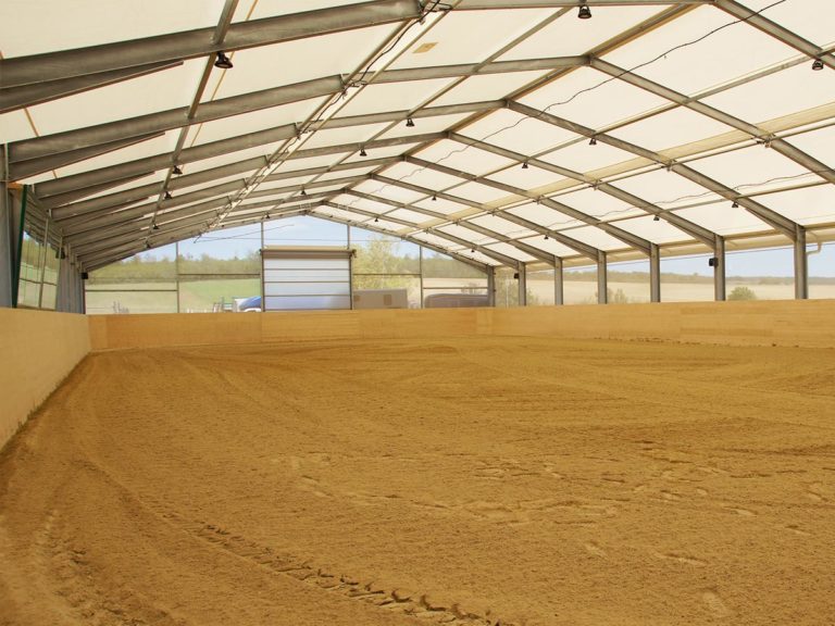 AGROTEL Reithalle mit viel Licht und Luft im Inneren