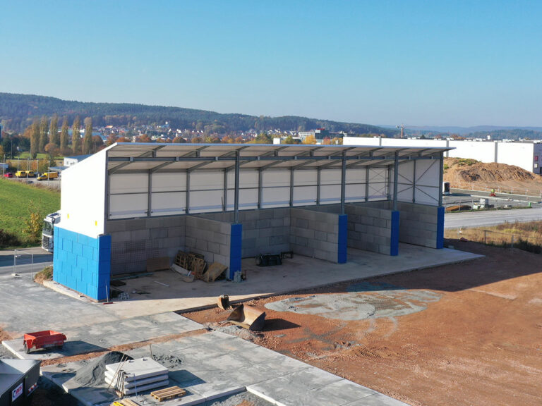 AGROTEL Pultdachhalle auf Schüttgutboxen der Firma BES Entsorgungsservice GmbH in Bayreuth