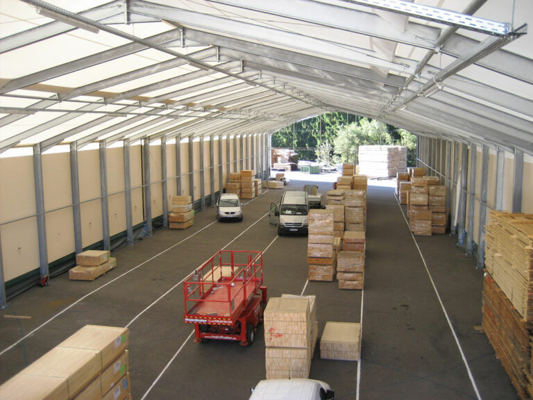 Innenaufnahme einer textilen AGROTEL Satteldachhalle genutzt als Logistikhalle für den Holzhandel.