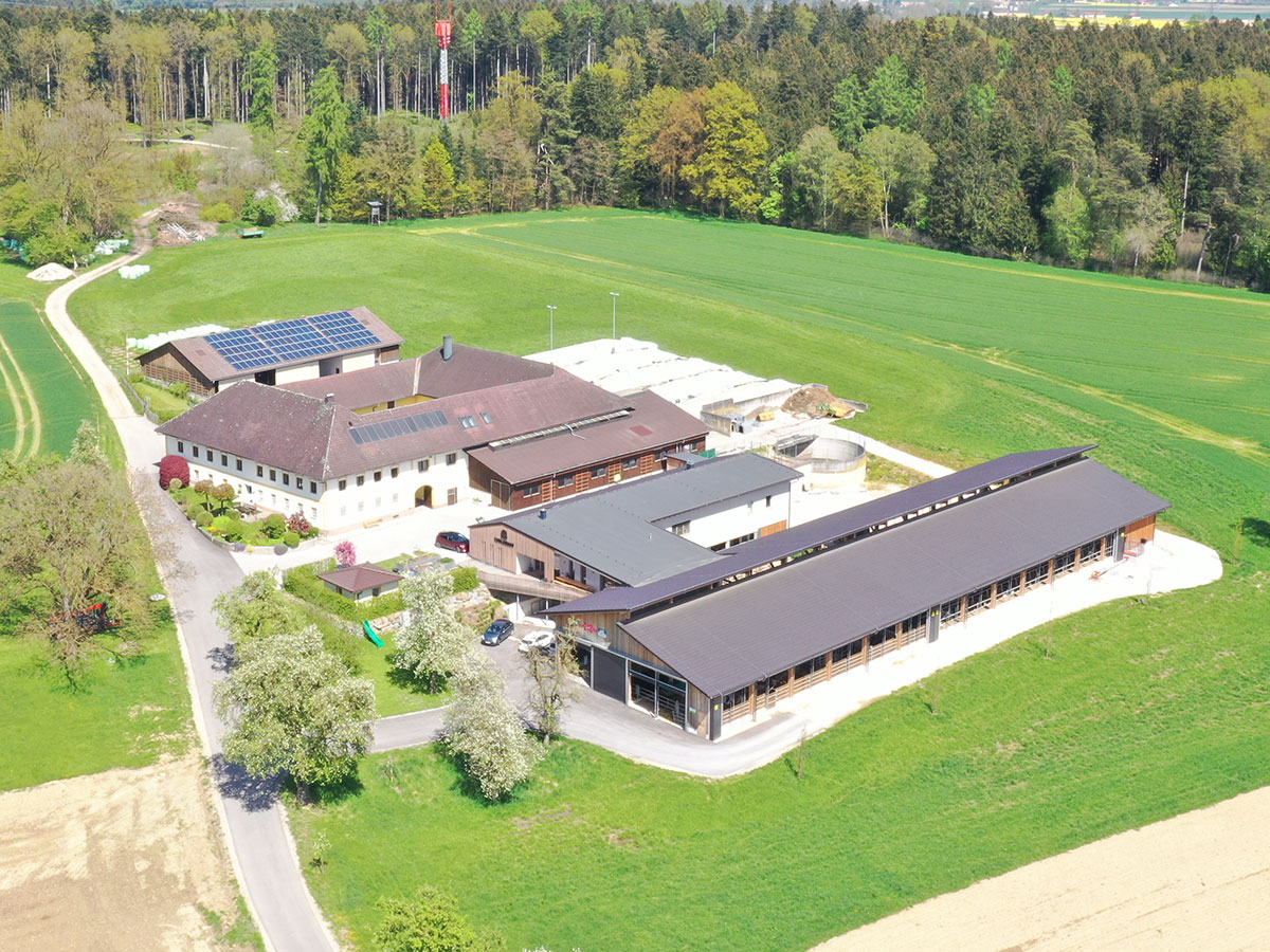 Toblerhof- Tierwohlstall mit Windschutzsystemen und Toren von AGROTEL