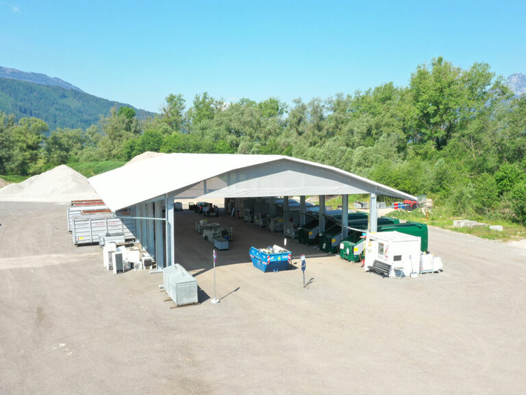 Textile Satteldachhalle mit extra breitem Vordach als Lagerhalle für Recyclingbetrieb