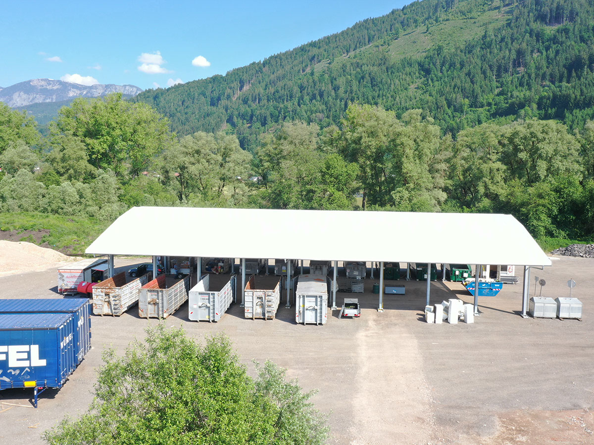 Recyclinghalle zur Lagerung von Container und Maschinen