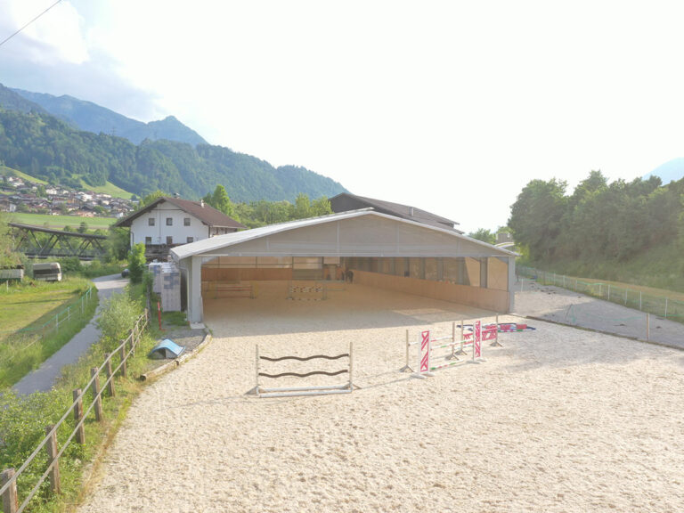 AGROTEL Reithalle mit Übergang zum Außenplatz