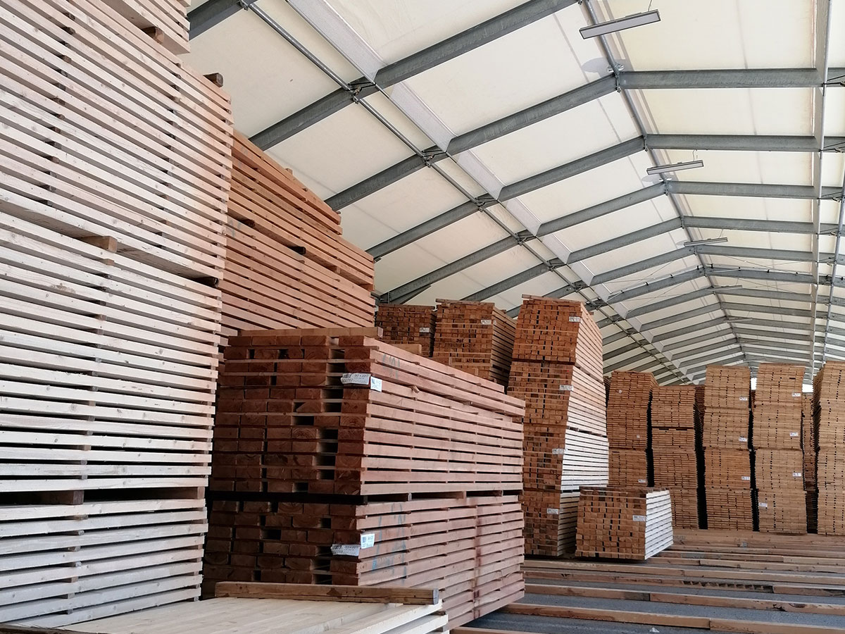 Holz trocken lagern in textiler Lagerhalle