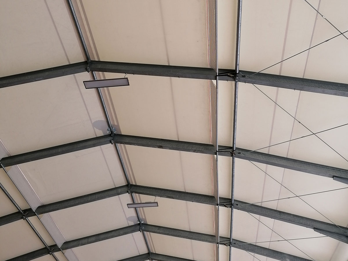 Dachkonstruktion aus Stahl Doppel-T-Trägern und hochwertiger technischer Textilie