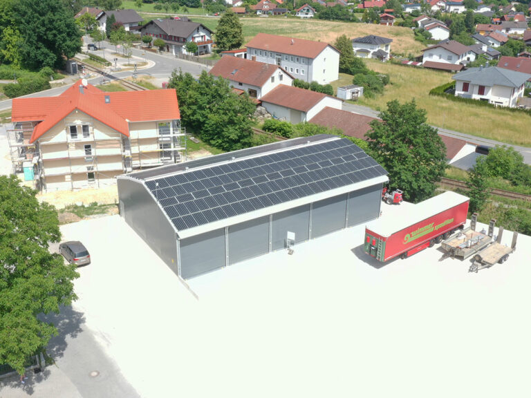 Lagerhalle mit PV-Anlage