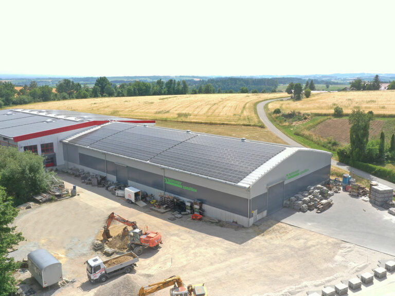 Lagerhalle mit großflächiger Photovoltaikanlage