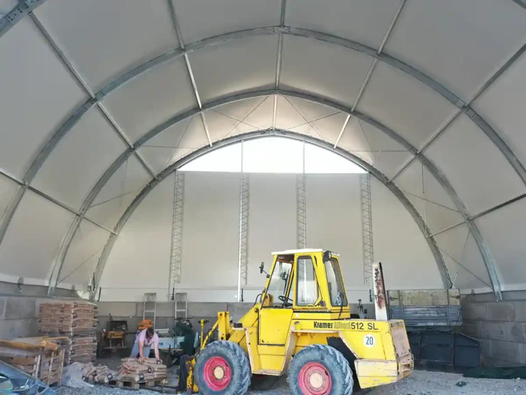 Bogenhalle Giebel mit Windschutznetz im oberen Viertel