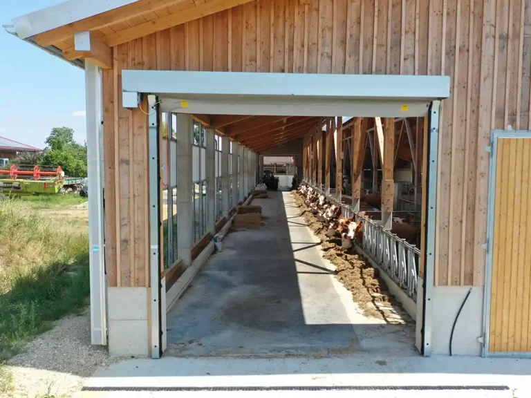 AGROTEL Windschutztore an Laufstall für Kühe