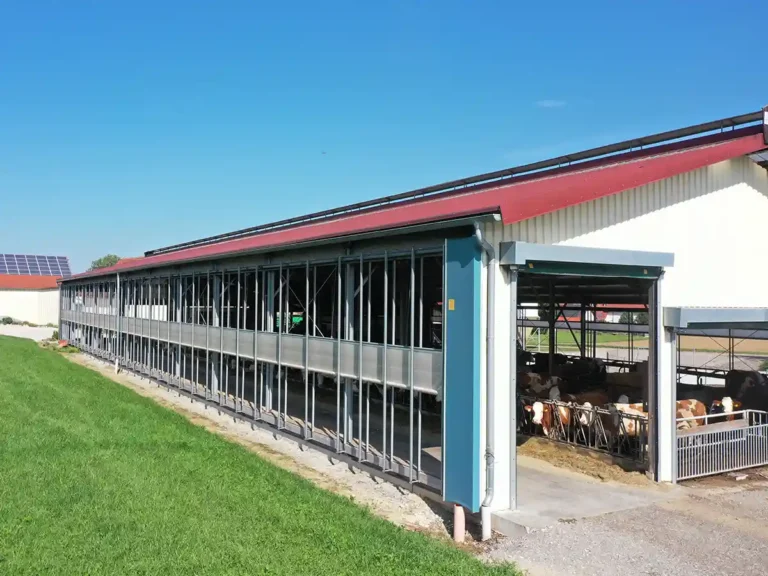 Aufrollbares AGROTEL Windschutzsystem 4 an Milchvieh-Lauftsall