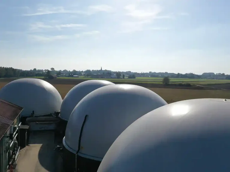 Biogasspeicher als 50% Kugel mit tragluftdach und doppelter Membran