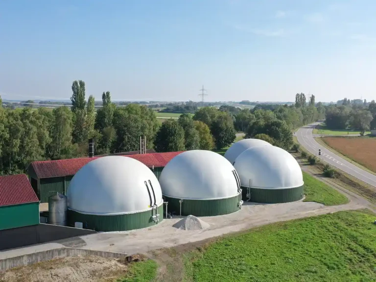 Vier AGROTEL Gasspeicher mit Tragluftdach für gewerbliche Biogasanlage