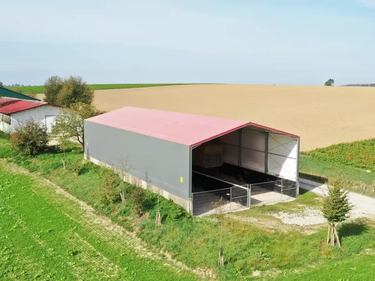 Silo-Überdachung als Lagerhalle für Maschinen und Stroh