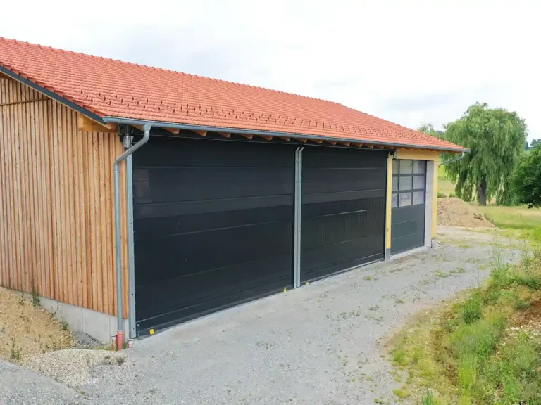 Maßgefertigte Windschutz Rolltore an Lagerhalle