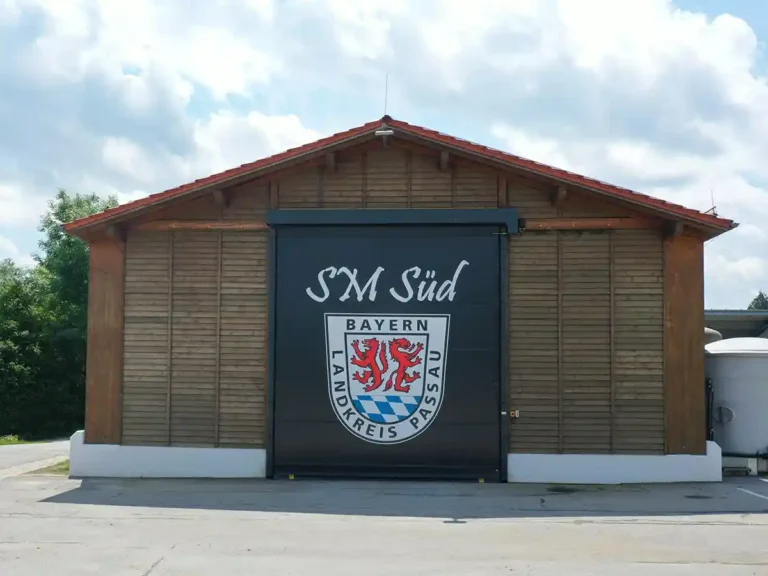 Rolltor mit Logo-Druck für Industrie an Lagerhalle