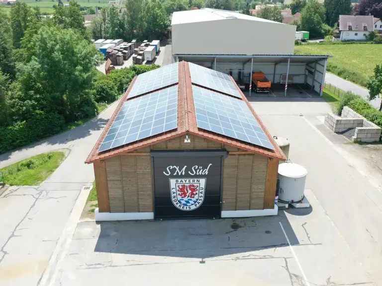 Elektrisches Rolltor mit Logo-Druck für Industrie an Lagerhalle