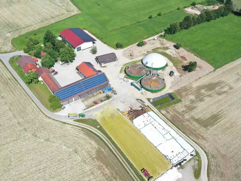 Hof mit Gasspeichermembran der Biogasanlage