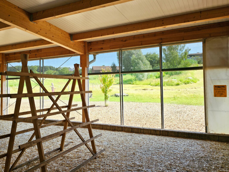 Tageslicht und frische Luft im Hühnerstall mit steuerbaren Curtains aus Windschutznetz