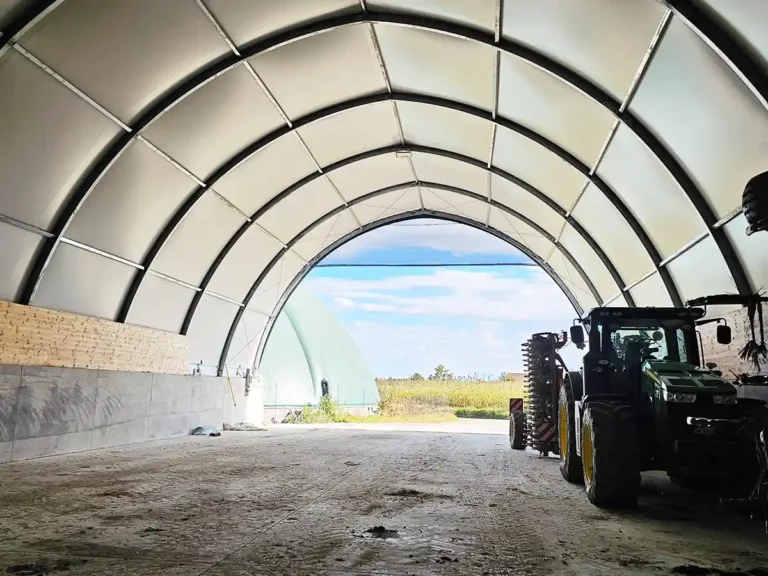 Maschinenhalle für Landwirtschaft mit Biogasanlage