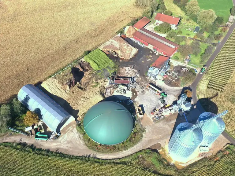 Landwirtschaft Kinzner mit Biogasanlage, AGROTEL CenoTec Gasspeicher und AGROTEL Maschinenhalle