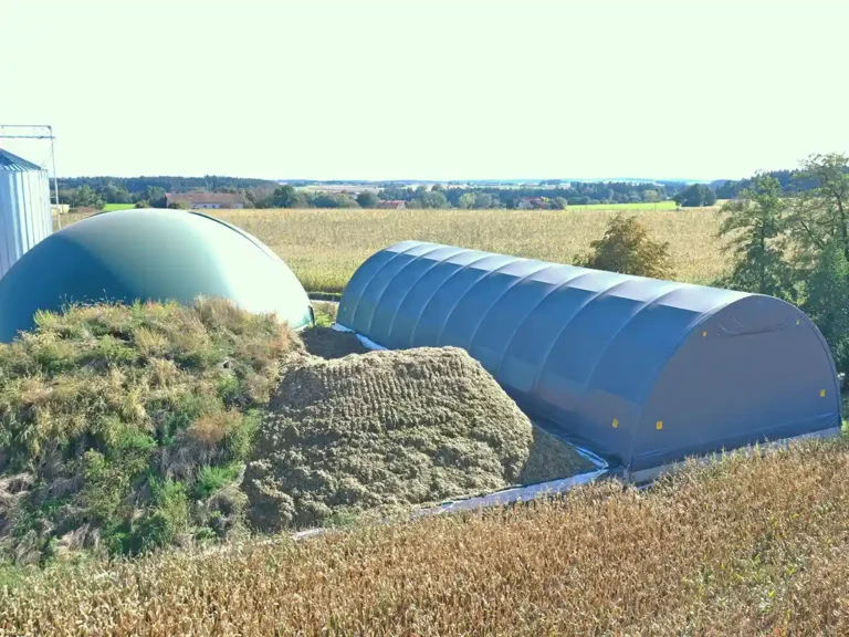 AGROTEL Profilträger-Bogenhalle als Maschinenhalle neben landwirtschaftlicher Biogasanlage