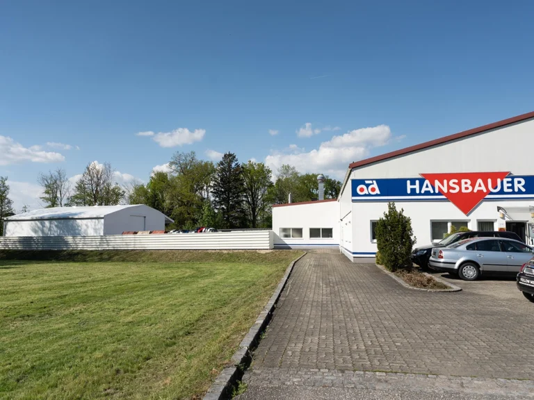Betriebsgelände KFZ Hansbauer mit AGROTEL Lagerhalle