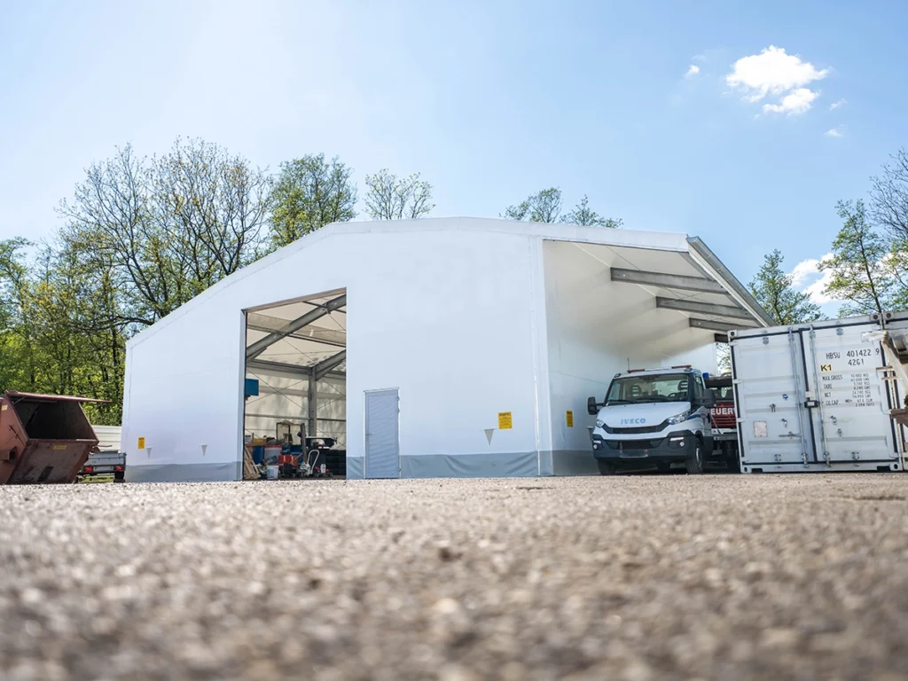 textile Lagerhalle mit Rolltor zur Ein- und Ausfahrt