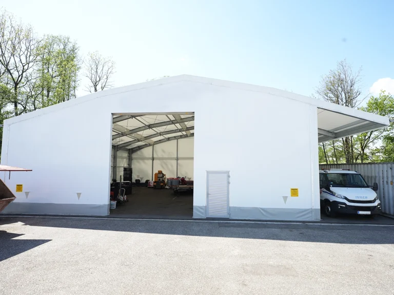 KFZ Lagerhalle ohne Fundament mit elektrischem Rolltor und großem Vordach