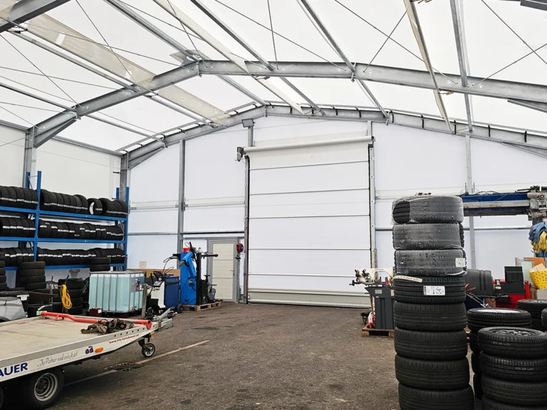 Viel Tageslicht im Inneren der textilen Lagerhalle mit Rolltor