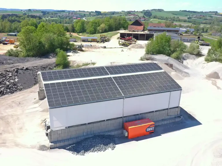Textile AGROTEL Halle mit PV-Anlage