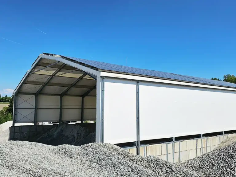 Schüttguthalle auf Betonblocksteinen