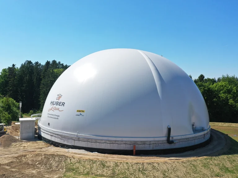 Biogasspeicher als 50%-Kugel mit 40 m Durchmesser, Airflow-system und Logodruck.