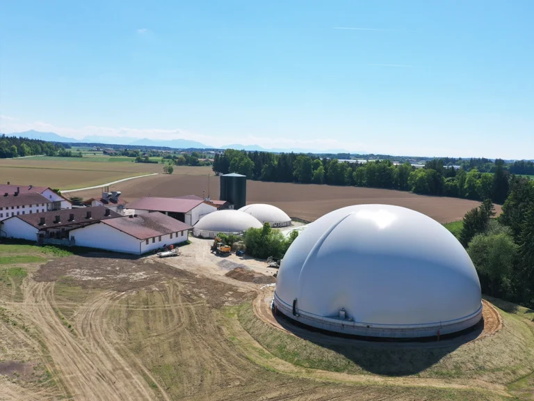 Biogasanlage Bioengergie Huber GbR in Halsbach mit Gasspeicher in 50%-Kugelform