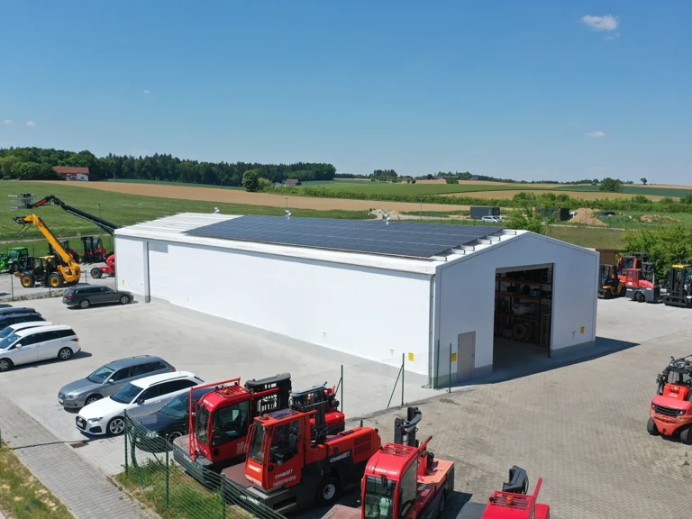 Textile AGRTOTEL Lagerhalle. Satteldachhalle 20x40 m mit PV-Anlage auf dem Dach.