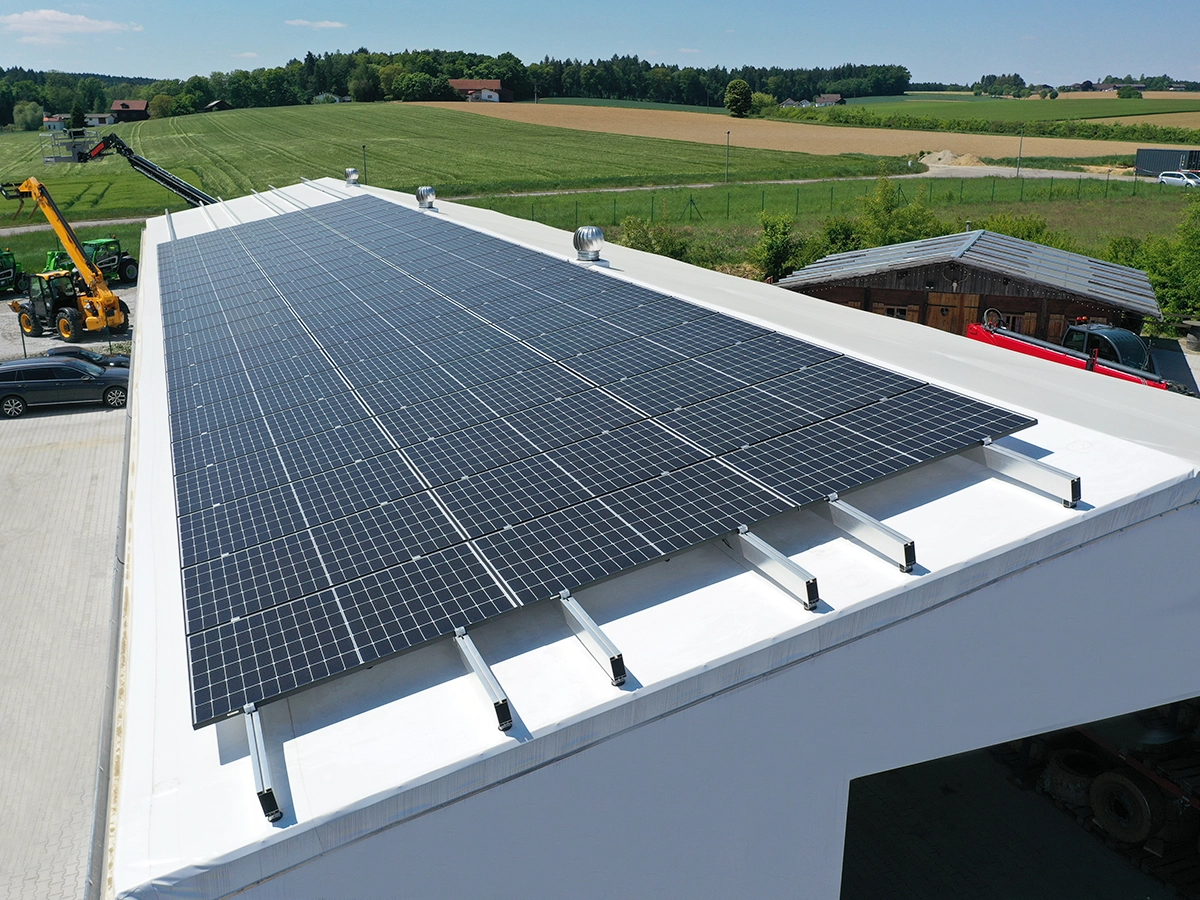 PV-Anlage mit Befestigung auf textiler Lagerhalle.