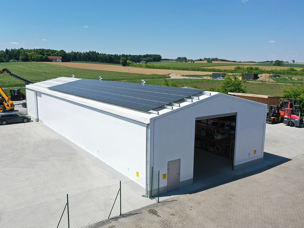 Textile Logistikhalle von AGROTEL mit PV-Anlage