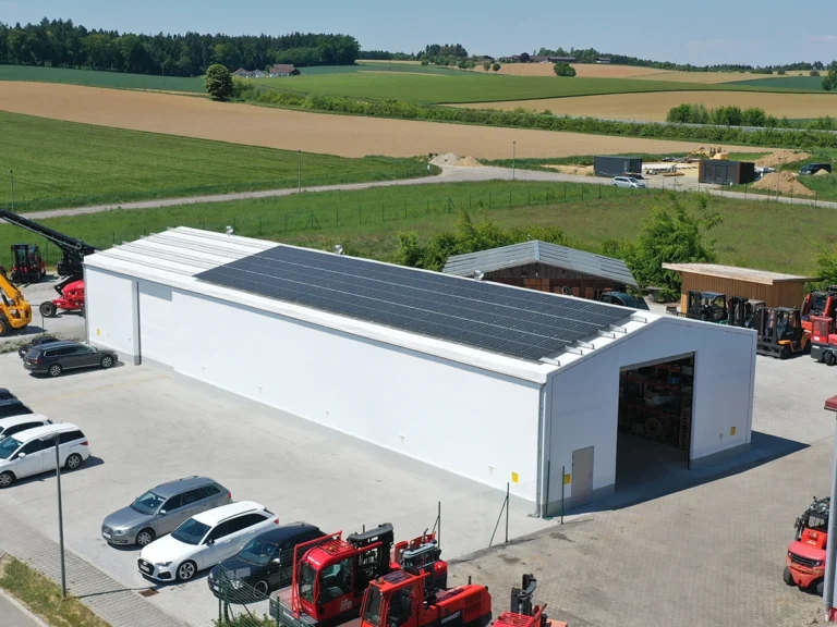 Logistikhalle aus Stahl und Textilie mit Photovoltaik auf dem Dach