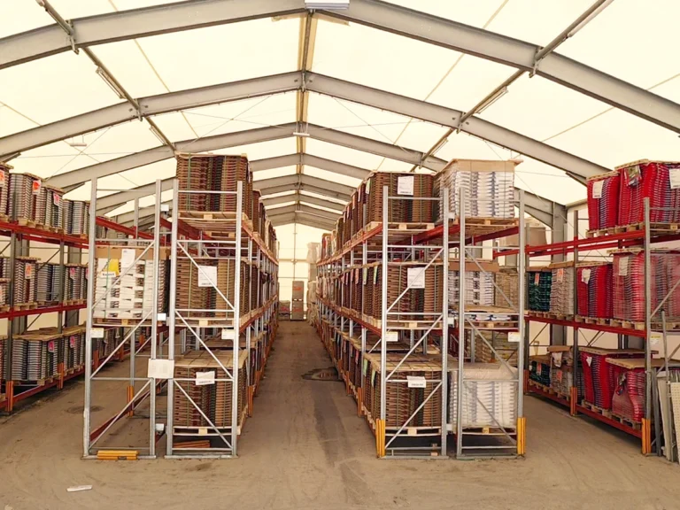 Viel Tageslicht und angenehmes Klima im Inneren einer textile Lagerhalle von AGROTEL