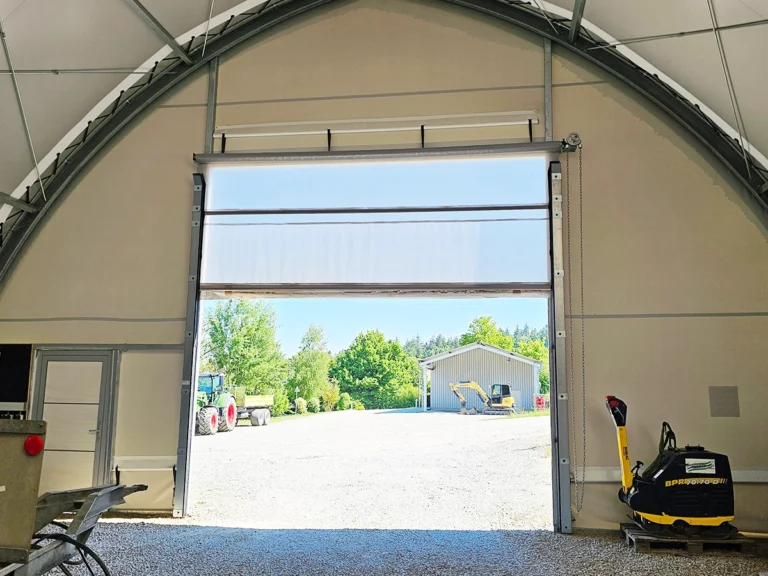 Handzugtor WST3 zur Aus- und Einfahrt an AGROTEL Rundbogenhalle