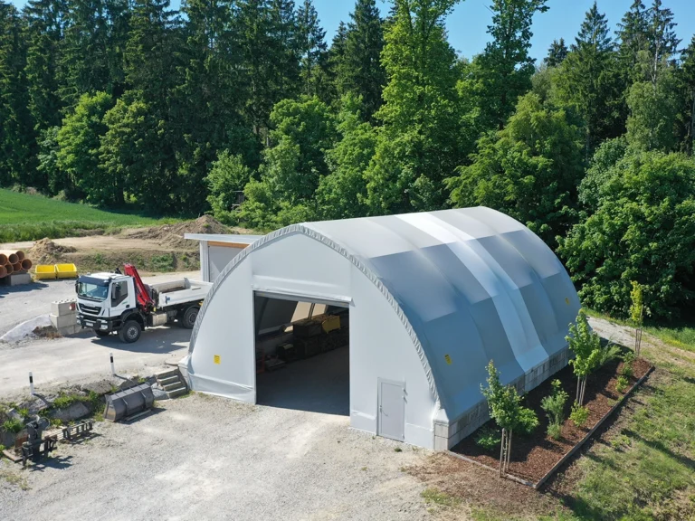 AGROTEL Rundbogenhalle genutzt als kommunale Lagerhalle für Geräte und Werkstoffe