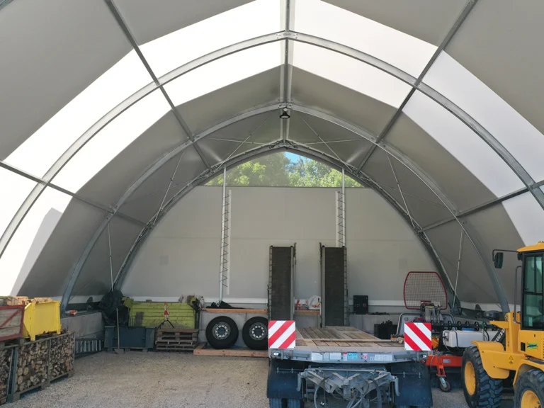 Profilträger-Rundbogenhalle auf Betonblocksteinen mit Lichtband für extra viel Tageslicht im Inneren